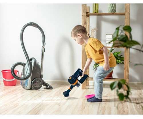 dětský vertikální ruční vysavač s bohatým příslušenstvím